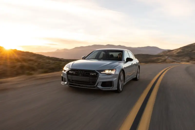 2023 S6 Design Edition (Arrow Gray Pearl ) szemből menet közben.