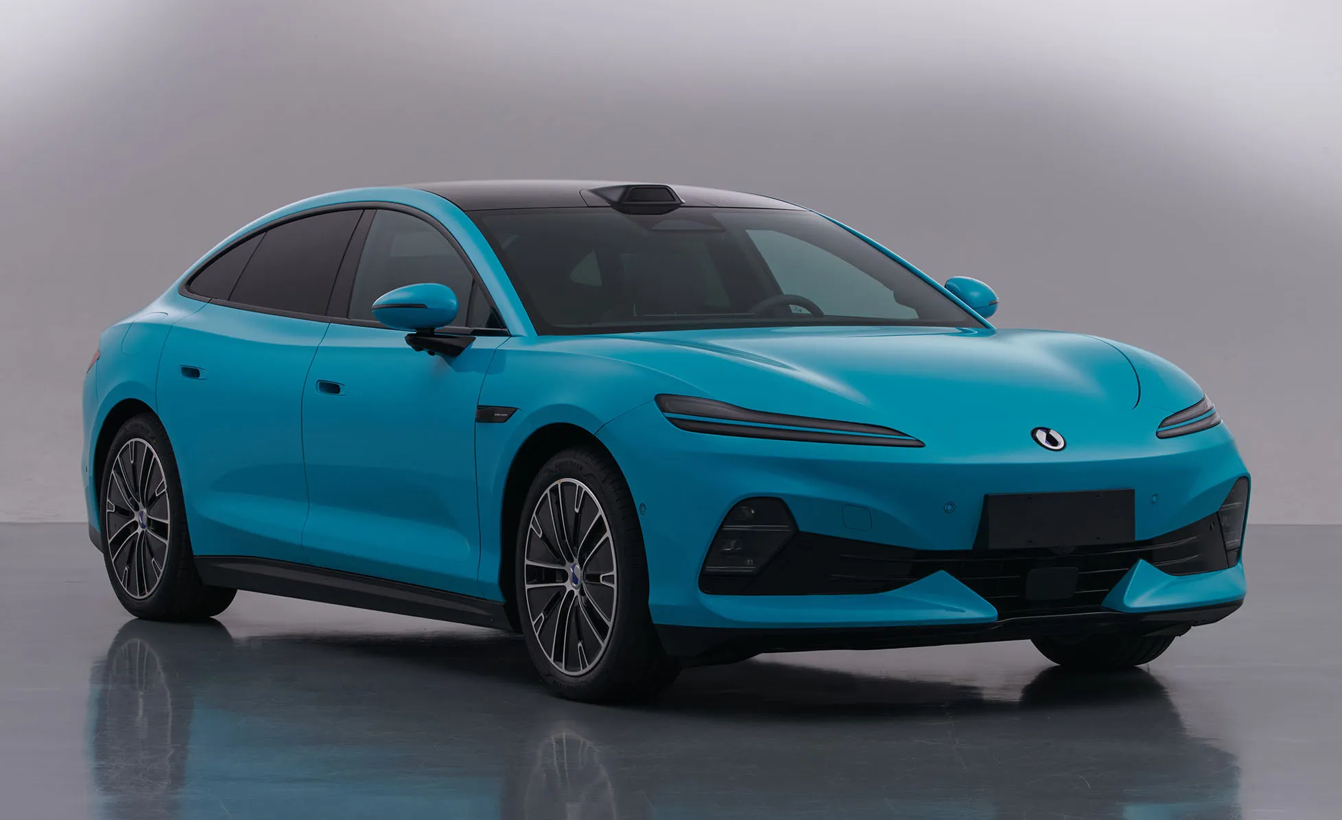 2026 Denza Z9 sedan szemből kék színben