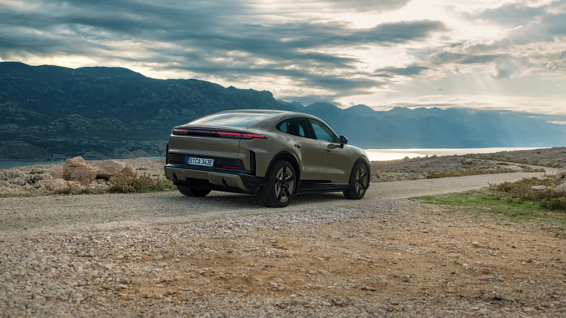 Már SUV-kupéként is megjelent minden idők legerősebb sorozatgyártású Porsche modellje!