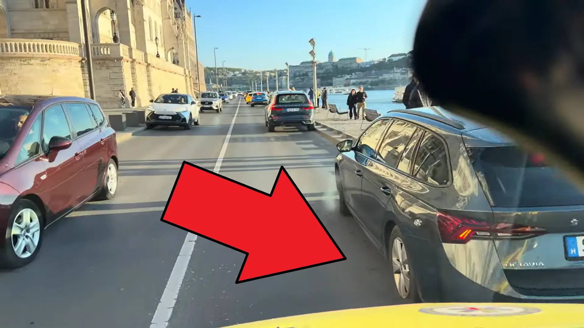 Még a mentős sem hitte el, hogy átférnek: íme a pesti alsó rakpart egy szirénázó menőautóból nézve!