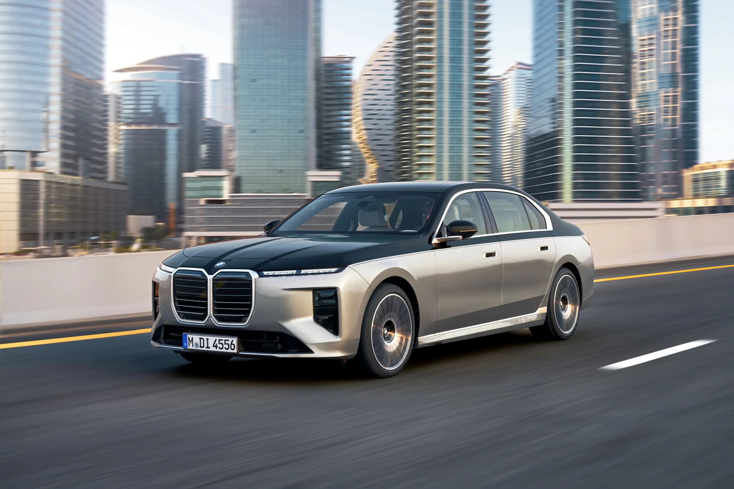 Hatalmas ráncfelvarrást kapott a 7-es BMW! Rá sem ismerni belülről!