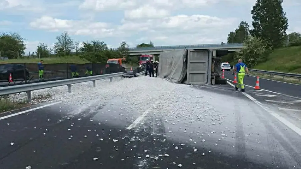 Videó: így borult a kamion a másik elé az M7-es autópályán!