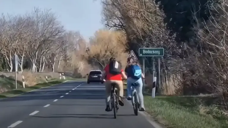 kerékpárosok az úttesten