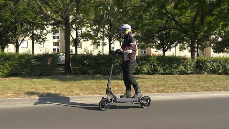 Egyre több a rolleres baleset, drágulnak az e-roller biztosítások
