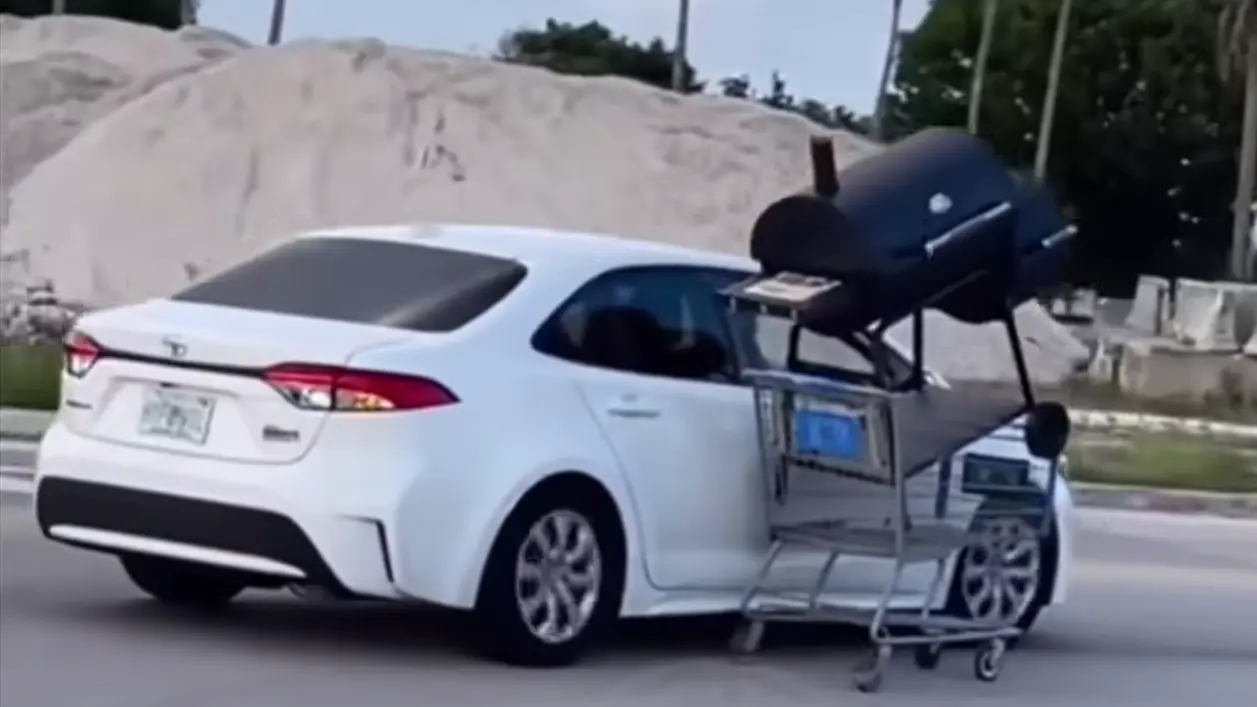 Nem fér be a grillsütő a Toyota Corollába? Te azért ne így vidd haza!