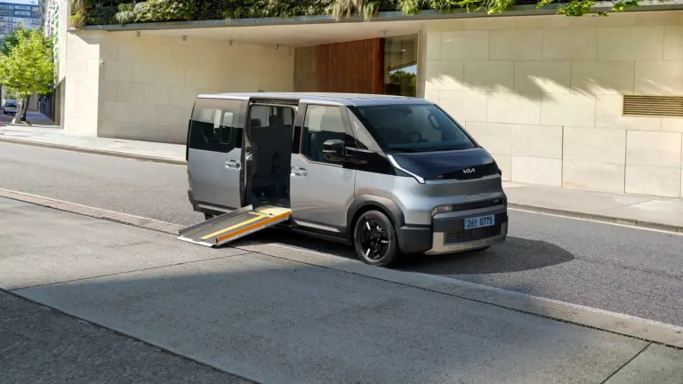 Mozgáskorlátozottakra szabott kisbusz egyenesen a gyárból? A Kia megcsinálta!