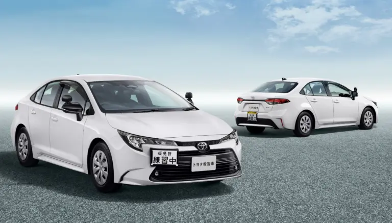 A kézi váltó túléli – oktatóautóként tért vissza a manuális Toyota Corolla