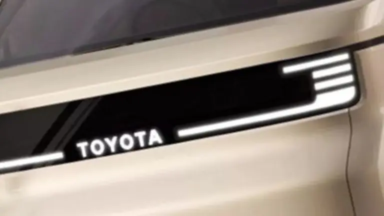 22 év után vonul nyugdíjba a népszerű Toyota modell, mutatjuk az utódját!