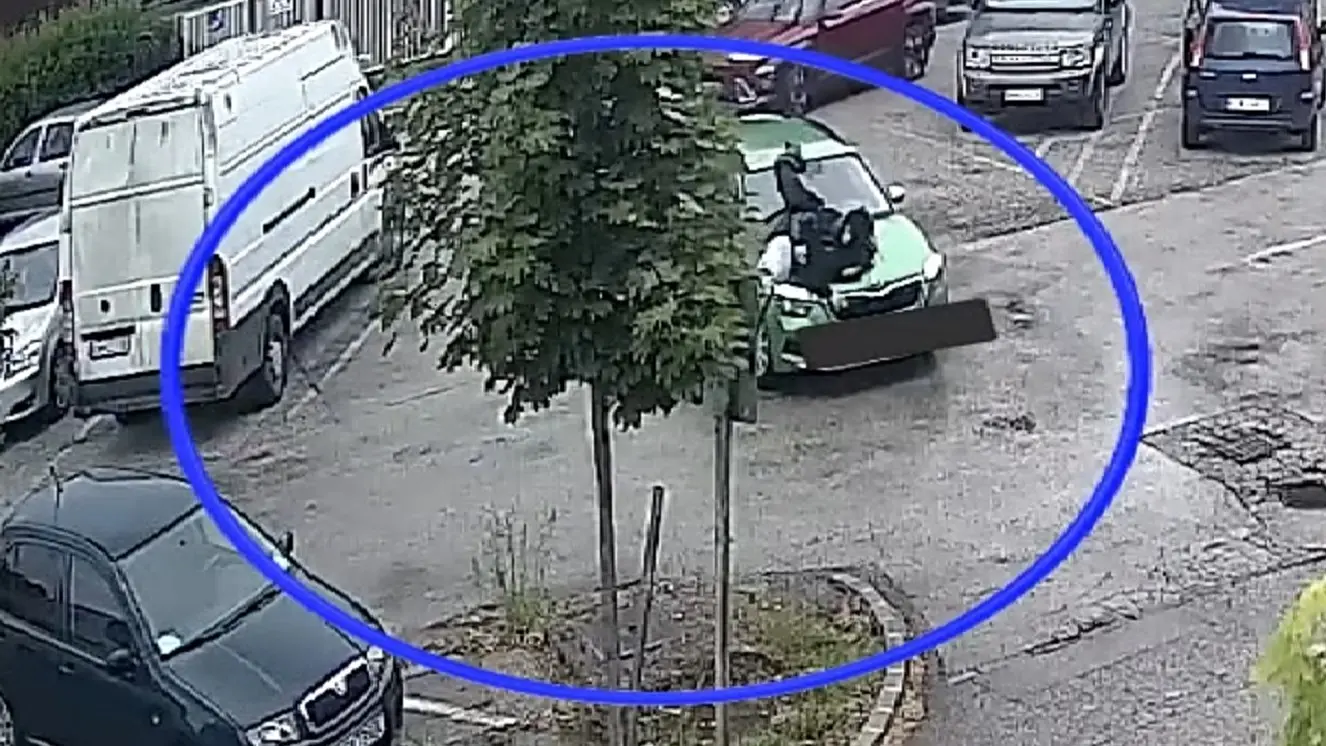 Arccal a motorháztetőre: videón egy újabb csúnya rollerbaleset