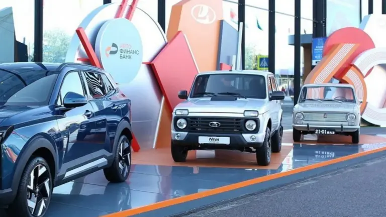 Frissül a Lada Niva, légzsákos kormányt és érintőképernyőt is kap!