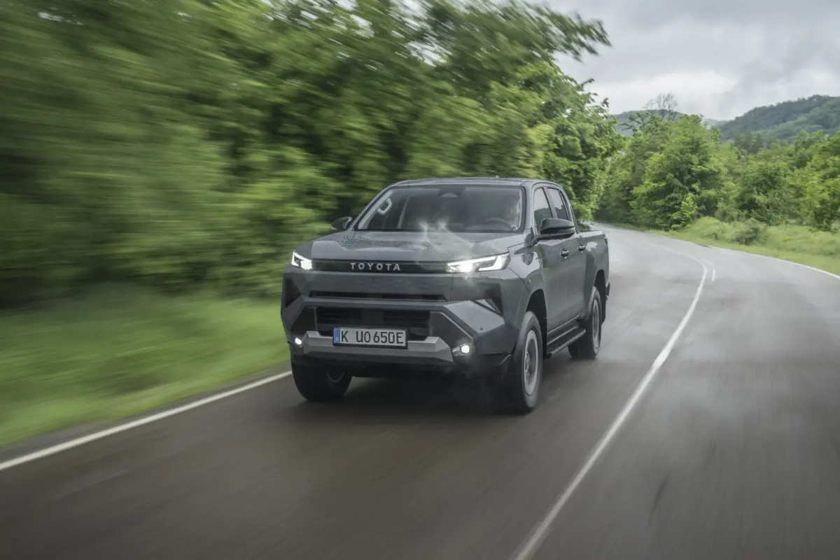 2026_Hilux BEV_High Grade_Ash Grey_Dynamic_004