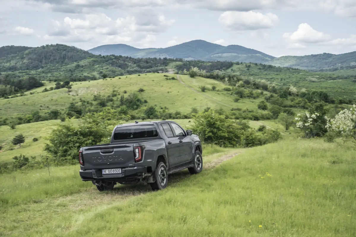2026_Hilux BEV_High Grade_Ash Grey_Dynamic_036