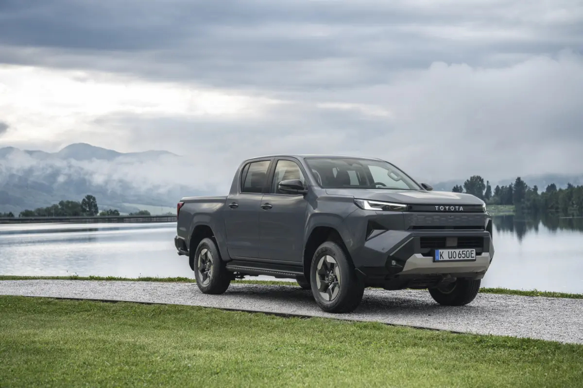 2026_Hilux BEV_High Grade_Ash Grey_Static_001