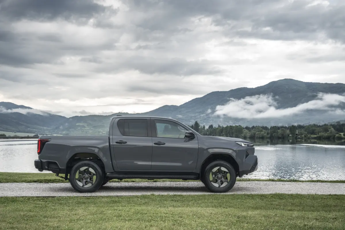 2026_Hilux BEV_High Grade_Ash Grey_Static_002