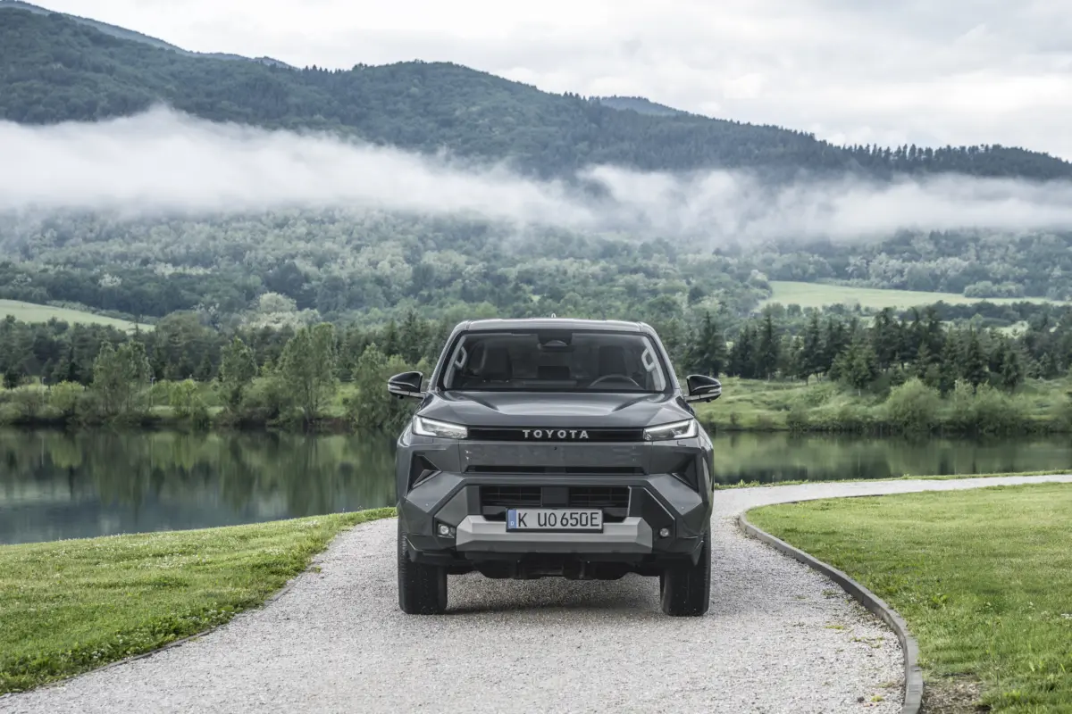 2026_Hilux BEV_High Grade_Ash Grey_Static_004