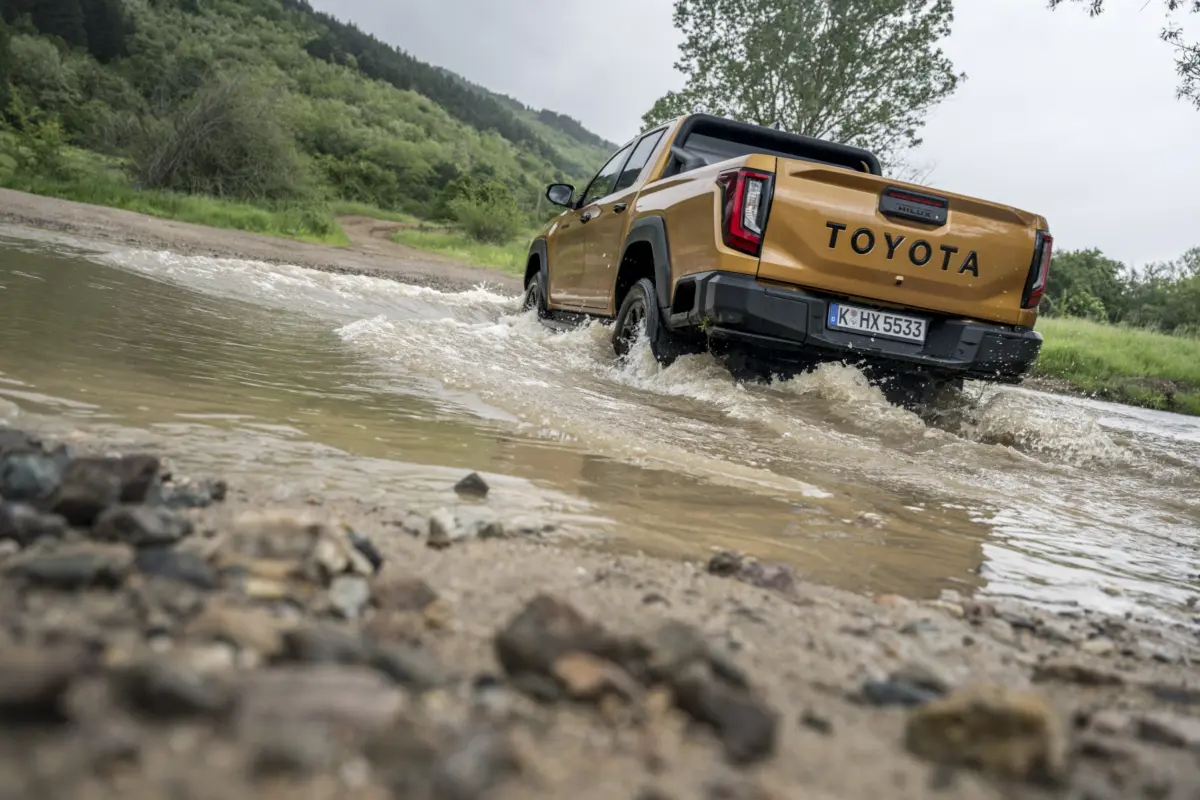 2026_Hilux Hybrid 48V_Invincible_Sulphur Yellow_Dynamic_022