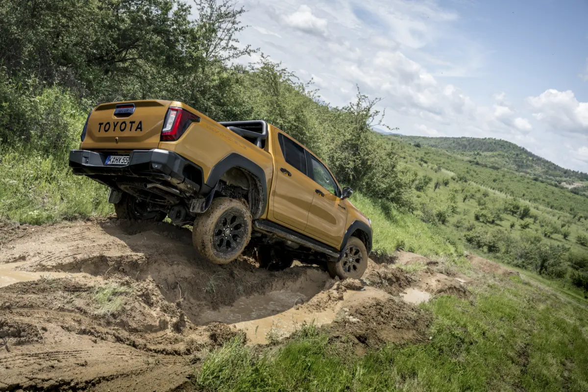 2026_Hilux Hybrid 48V_Invincible_Sulphur Yellow_Dynamic_035