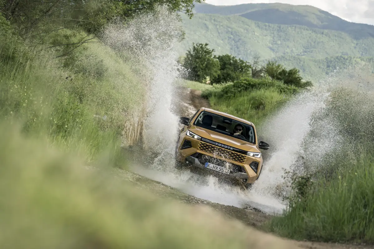 2026_Hilux Hybrid 48V_Invincible_Sulphur Yellow_Dynamic_048
