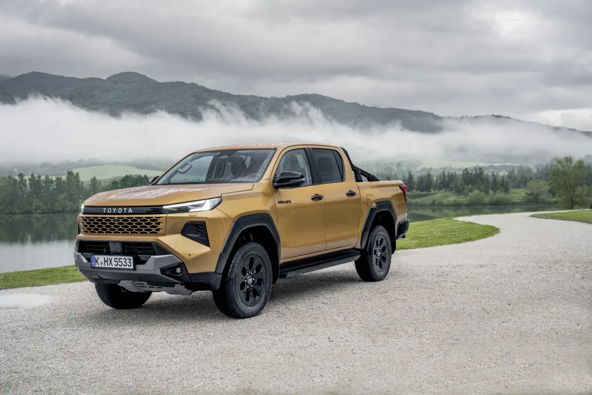 2026_Hilux Hybrid 48V_Invincible_Sulphur Yellow_Static_001