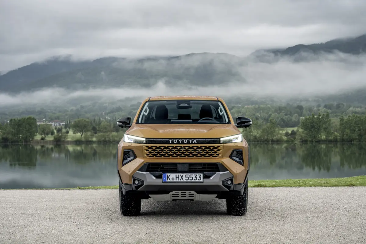 2026_Hilux Hybrid 48V_Invincible_Sulphur Yellow_Static_003