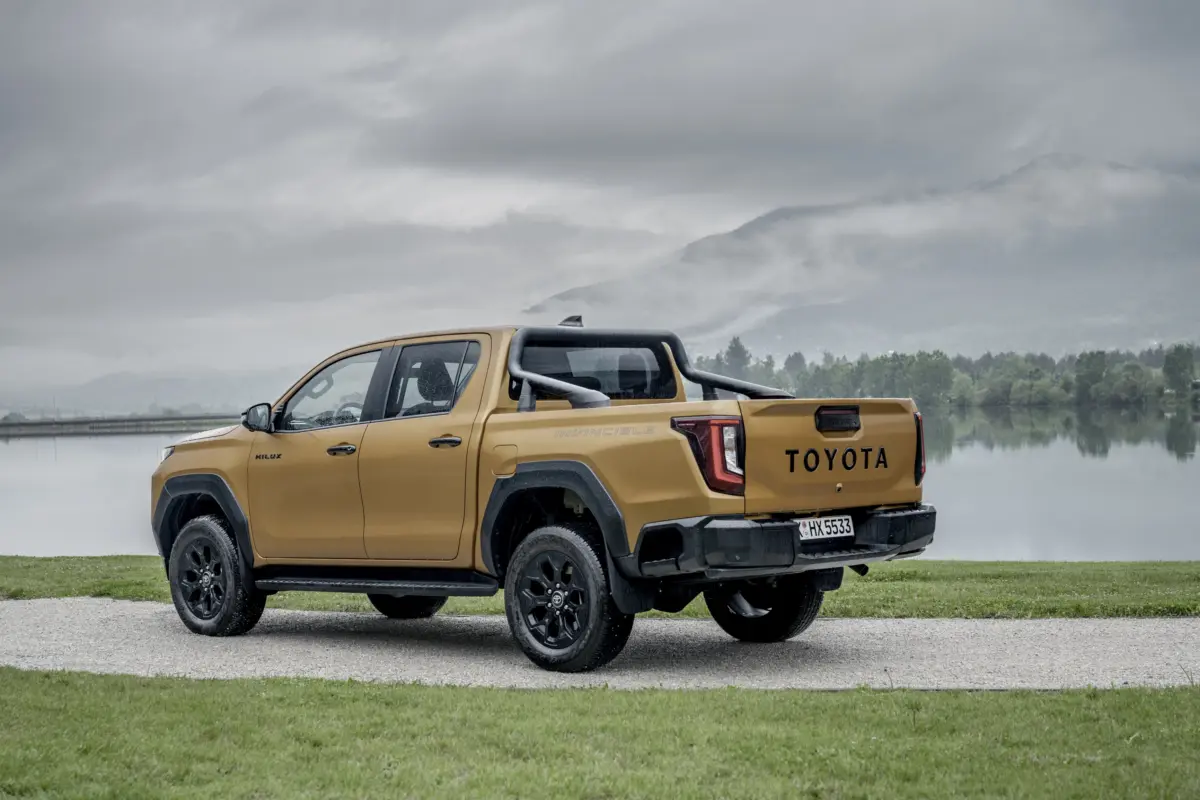 2026_Hilux Hybrid 48V_Invincible_Sulphur Yellow_Static_005