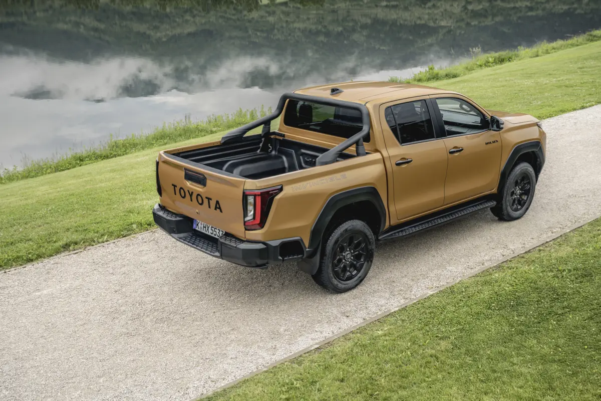 2026_Hilux Hybrid 48V_Invincible_Sulphur Yellow_Static_006