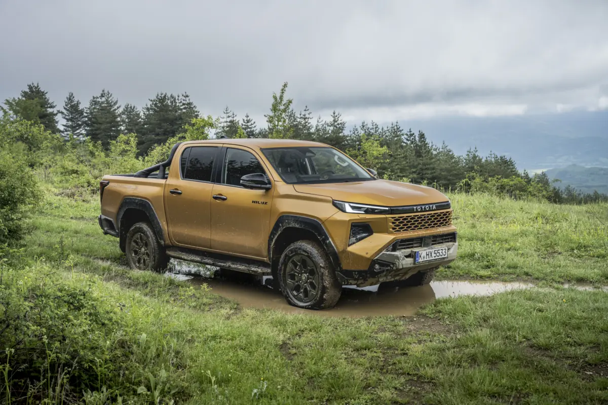 2026_Hilux Hybrid 48V_Invincible_Sulphur Yellow_Static_007