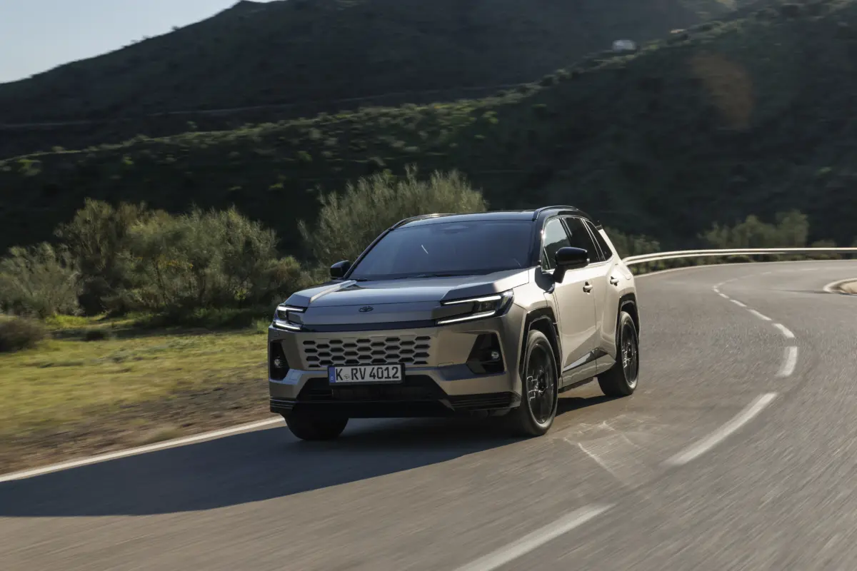 2026_rav4phev_avantgardebronze_dynamic_020