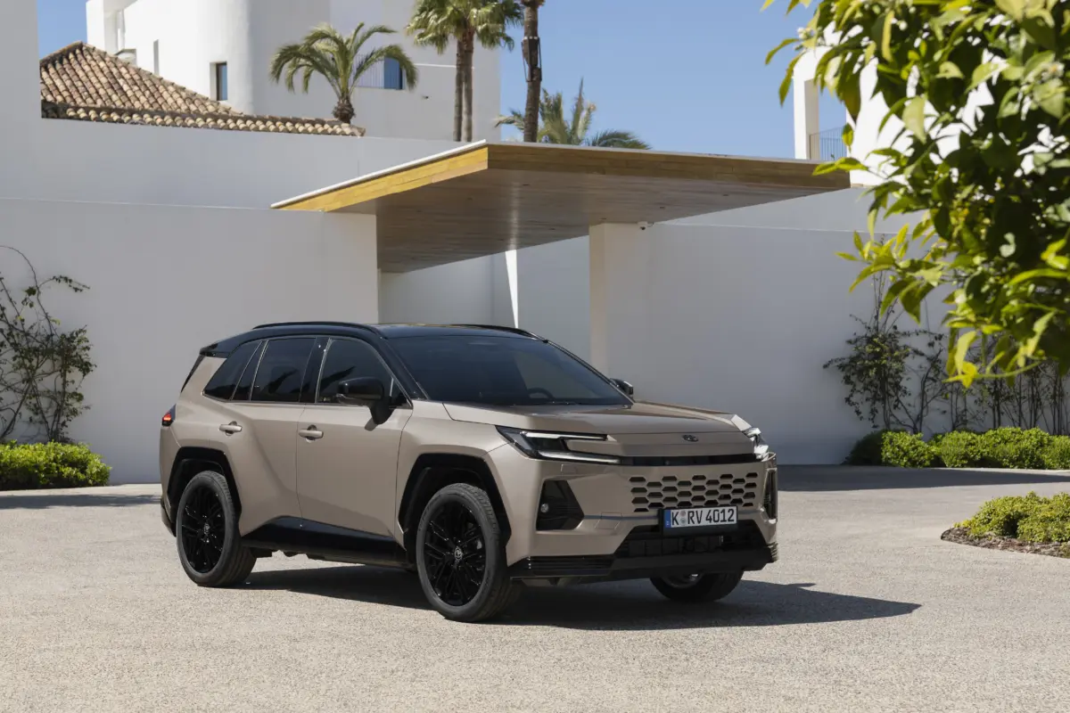 2026_rav4phev_avantgardebronze_static_052