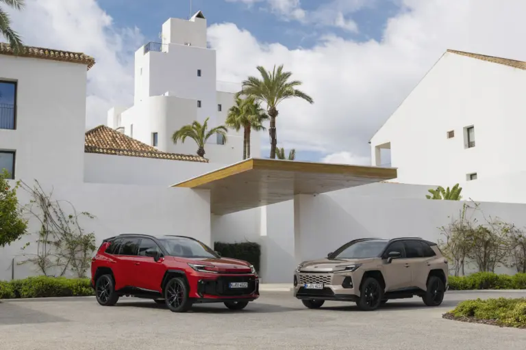 Mindenki hibrid Toyotát akar: mennyit kell várni az új RAV4-re világszerte?