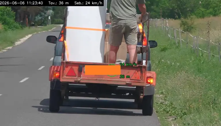 Alig hitt a szemének a rendőr Borsodban: az utánfutón állva utazott egy férfi