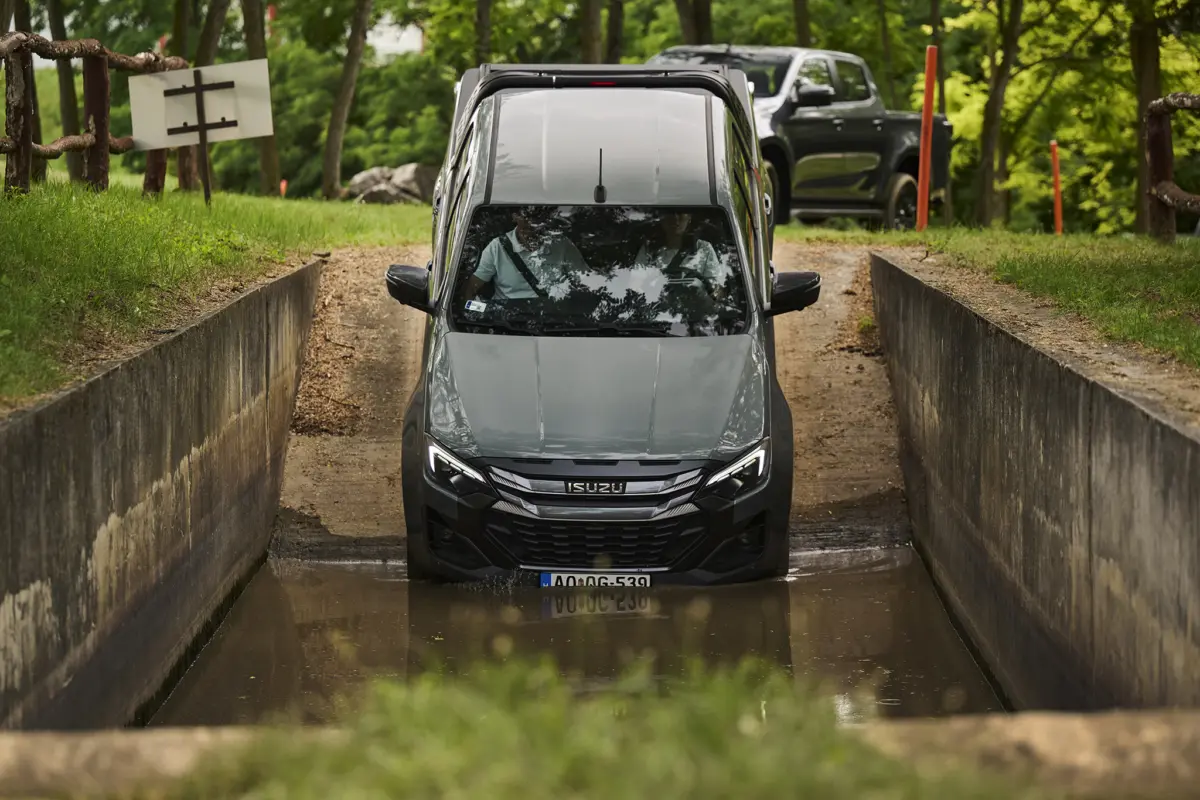 AW_KGM_M_GRAND_ISUZU_D_MAX_HUNGAROROING_250