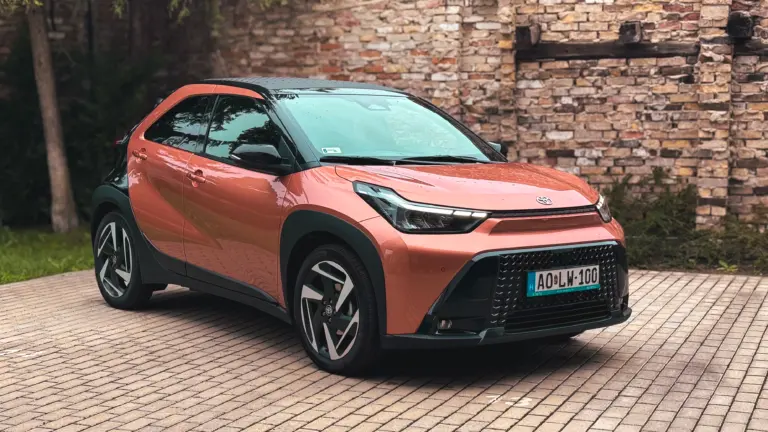 Hibrid Aygo X a házban – veszélyes lehet a Yarisra?