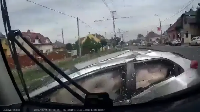 Videón a baleset: így tarolta le a villamos az elé forduló Hondát