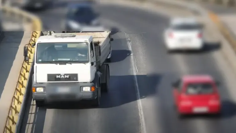 Majdnem a szalagkorlátnak hajtott egy teherautó a rendőrök láttán! Kitalálod, hogy miért?