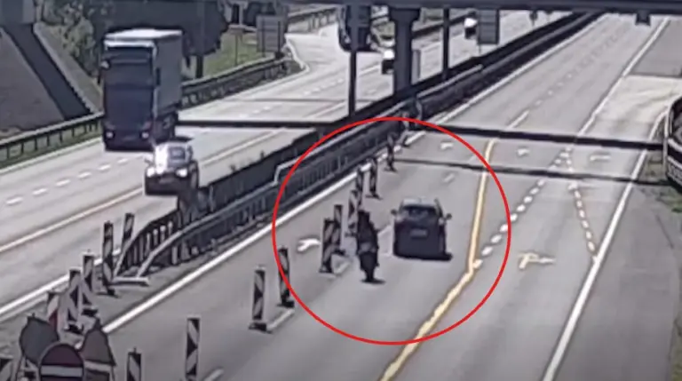 Videó: hiába haladt szabályosan az autós, mégis nekihajtott a motoros!