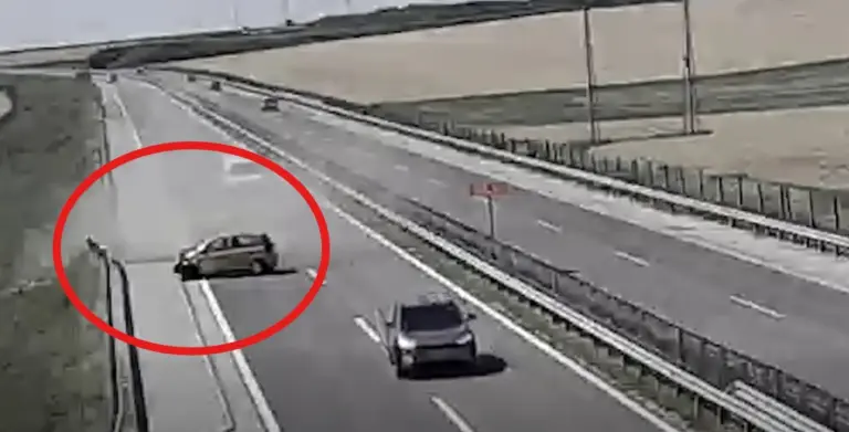 Nyílegyenes szakaszon törte rommá az autóját! Videón a megdöbbentő baleset!