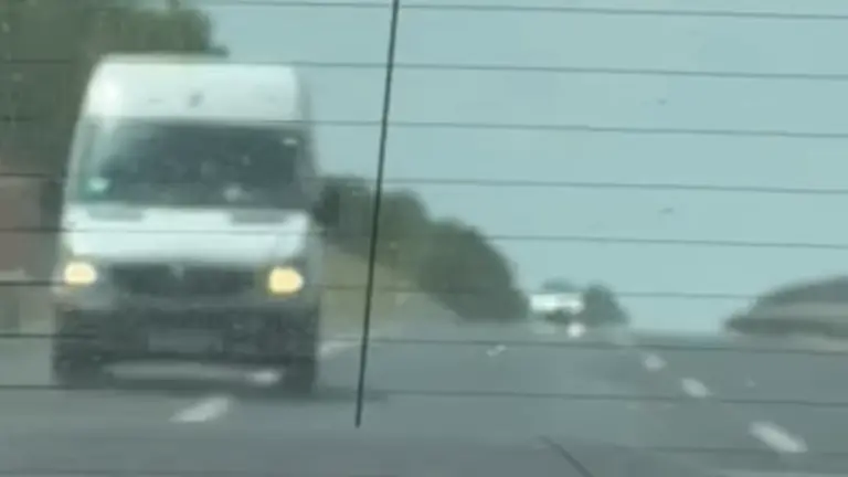 Láttál már bóbiskoló furgonost az autópályán? Íme egy félelmetes videó az M6 tolnai szakaszáról!