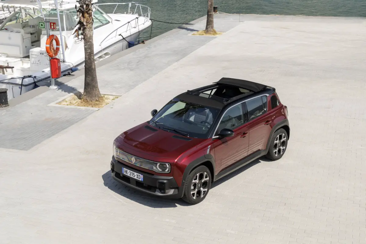 Renault-4-E-Tech-electric-Plein-Sud-Techno-Carmin-Red-15