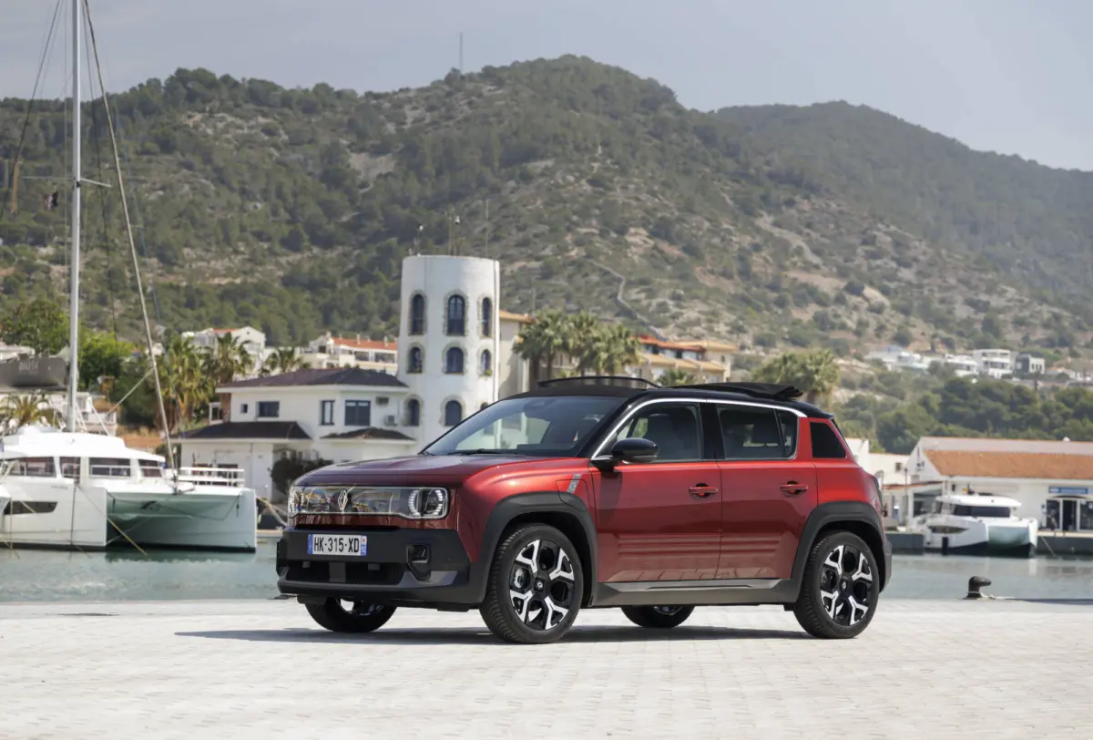Renault-4-E-Tech-electric-Plein-Sud-Techno-Carmin-Red-17