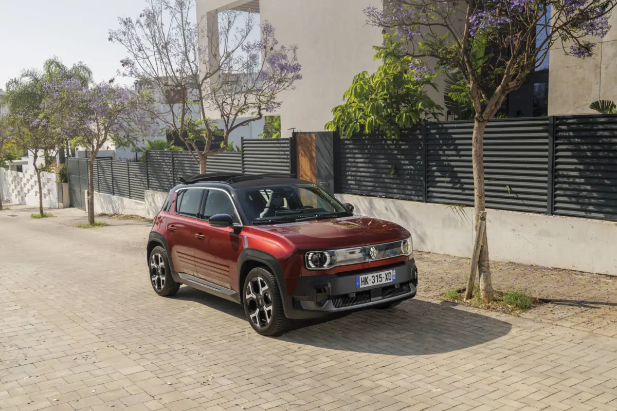 Renault-4-E-Tech-electric-Plein-Sud-Techno-Carmin-Red-18