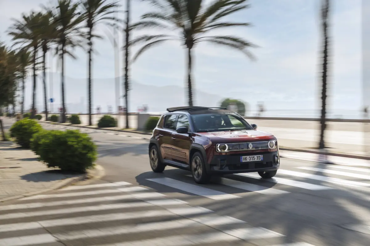 Renault-4-E-Tech-electric-Plein-Sud-Techno-Carmin-Red-19