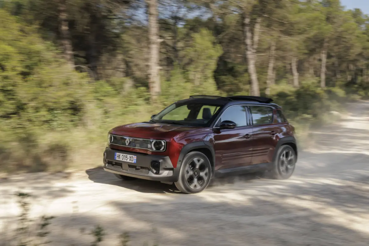 Renault-4-E-Tech-electric-Plein-Sud-Techno-Carmin-Red-5