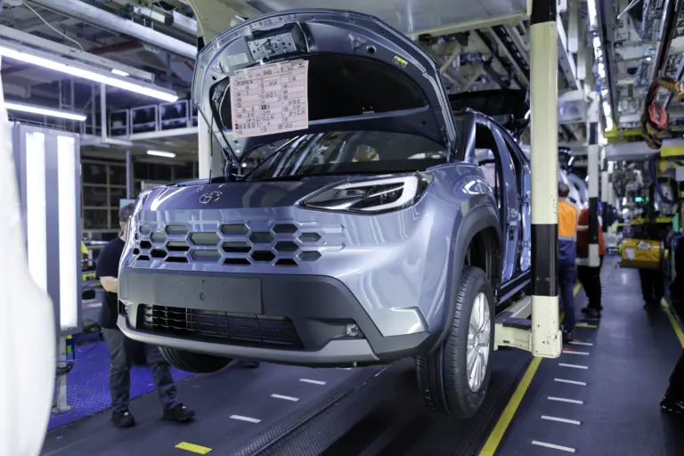 Bent jártunk a Toyota franciaországi gyárában: így készülnek a kisautóik!
