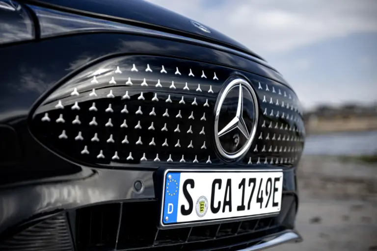 Kitilthatják a Mercedes autóit a világ egyik legnagyobb autópiacáról!