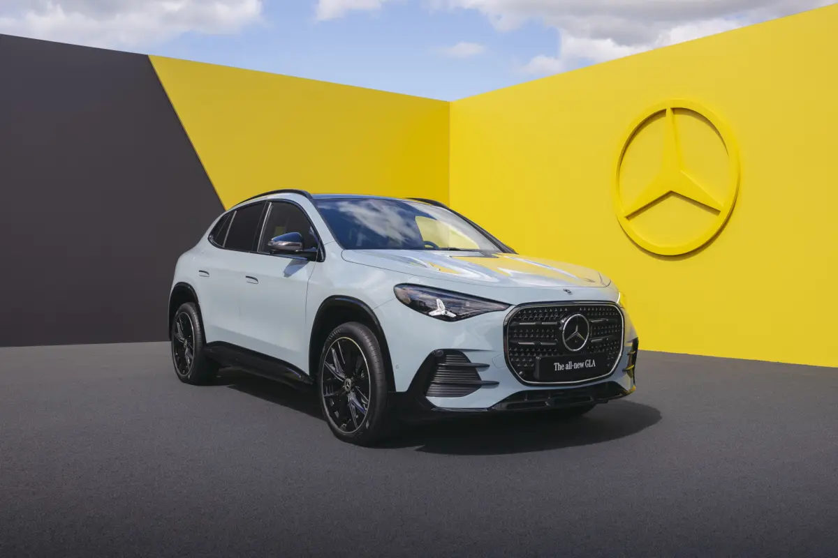 Der neue Mercedes-Benz GLA Hybrid.Exterieur: Aquamint UniInterieur: ARTICO nappa-look black / clean white pearl / MICROCUT microfibre black//The all-new Mercedes-Benz GLA hybrid.Exterior: Aquamint non-metallicInterior: ARTICO nappa-look black / c