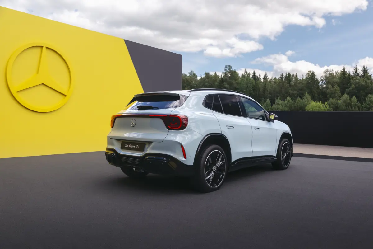 Der neue Mercedes-Benz GLA Hybrid.Exterieur: Aquamint UniInterieur: ARTICO nappa-look black / clean white pearl / MICROCUT microfibre black//The all-new Mercedes-Benz GLA hybrid.Exterior: Aquamint non-metallicInterior: ARTICO nappa-look black / c