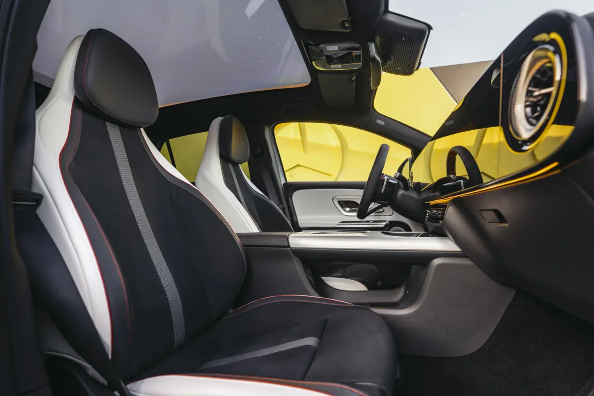 Der neue Mercedes-Benz GLA Hybrid.Exterieur: Aquamint UniInterieur: ARTICO nappa-look black / clean white pearl / MICROCUT microfibre black//The all-new Mercedes-Benz GLA hybrid.Exterior: Aquamint non-metallicInterior: ARTICO nappa-look black / c