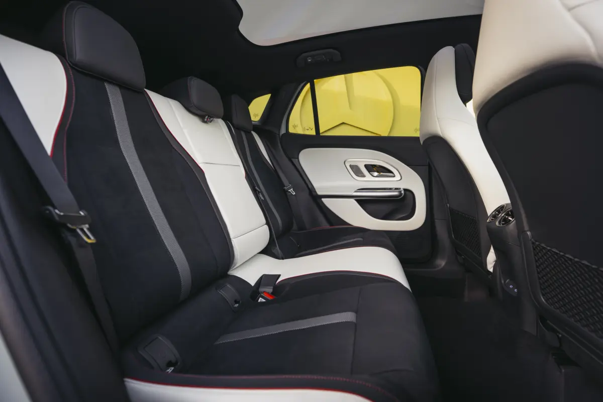 Der neue Mercedes-Benz GLA Hybrid.Exterieur: Aquamint UniInterieur: ARTICO nappa-look black / clean white pearl / MICROCUT microfibre black//The all-new Mercedes-Benz GLA hybrid.Exterior: Aquamint non-metallicInterior: ARTICO nappa-look black / c