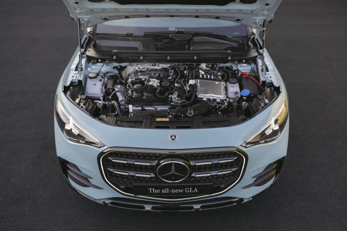Der neue Mercedes-Benz GLA Hybrid.Exterieur: Aquamint UniInterieur: ARTICO nappa-look black / clean white pearl / MICROCUT microfibre black//The all-new Mercedes-Benz GLA hybrid.Exterior: Aquamint non-metallicInterior: ARTICO nappa-look black / c